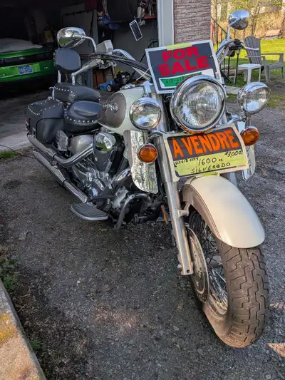 1600cc , 82000 kilomètres, parfaite condition, rien à faire, je l'ai acheté l'an passé et changé les...