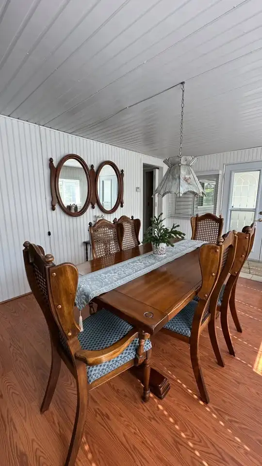 Solid Wood Dining Table Set w 6 Chairs, Vintage in Dining Tables & Sets in Oakville / Halton Region - Image 2