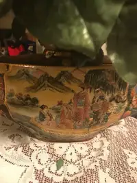 Vase avec paysage de Chine et fleurs à vendre