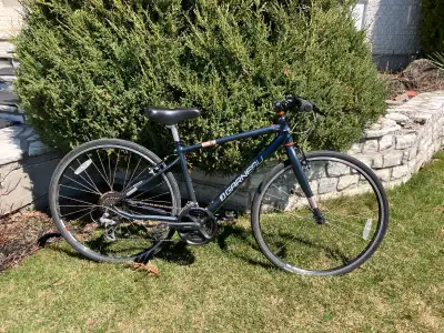 Velo en très bonne condition. Ajustements fait. Roues droite. Tres peu utilisé. Je réponds aux offre...