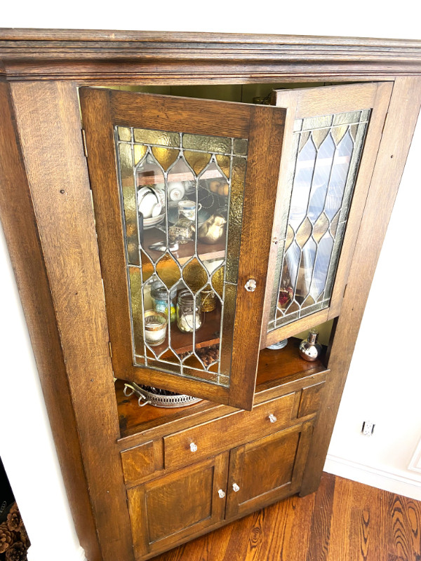 ANTIQUE CORNER CUPBOARD in Hutches & Display Cabinets in City of Toronto
