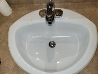 DISPONIBLE APRÈS LE 16 AVRIL :Bathroom sink and faucet || Lavabo