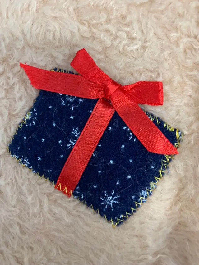 Vintage Christmas Tree Skirt in Home Décor & Accents in Lethbridge - Image 4