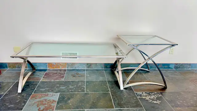 2 Tables de salon modernes verre et métal (années 1990). in Coffee Tables in Longueuil / South Shore - Image 2