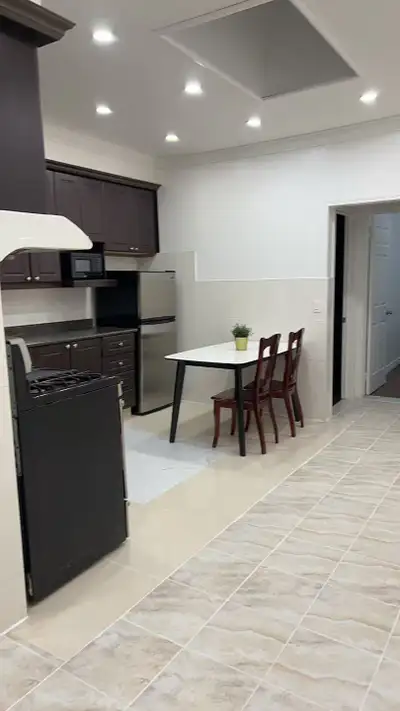 3rd Floor Bright two bed Room apt @ Kensington market available Now/ Jan1st Sorry no pets are allowe...