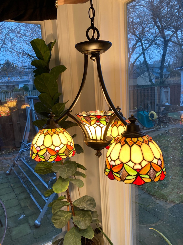 Tiffany chandelier light fixture, stained glass in Electrical in Markham / York Region - Image 3