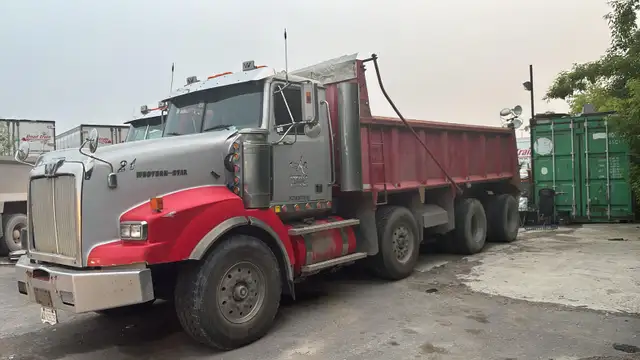 2003 Western Star Dump Truck in Heavy Trucks in Mississauga / Peel Region - Image 3