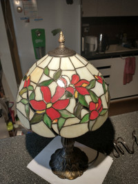 Original Dale Tiffany stained glass table lamp.