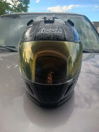 ICON motorcycle helmet, has some scratches, not perfect but is clean in side with no stank to it! Ma...