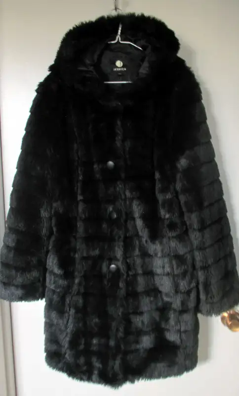 Woman’s Hooded Black Faux Fur Jacket Size Medium in Women's - Tops & Outerwear in City of Toronto - Image 2