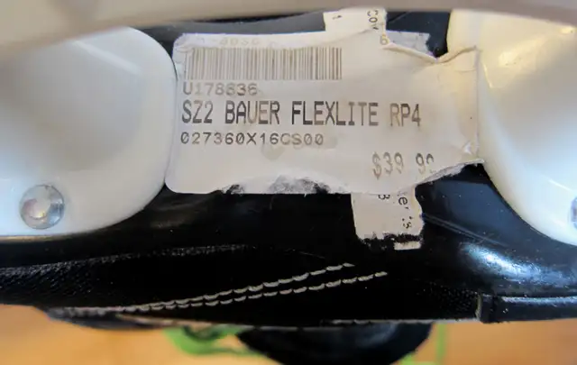 BAUER SKATES FOR KIDS BOY 5 TO 8 YRS OLD SIZE 2 in Hockey in Ottawa - Image 6