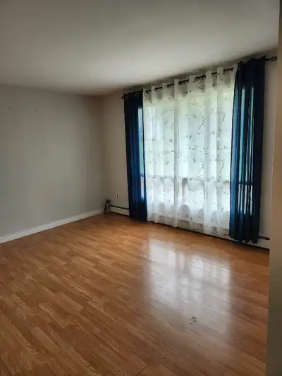 HAMPTON TOP OF DUPLEX $1,475 MONTHLY