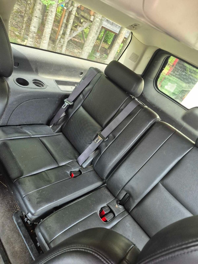2011 Chevrolet Suburban LTZ — photo 4