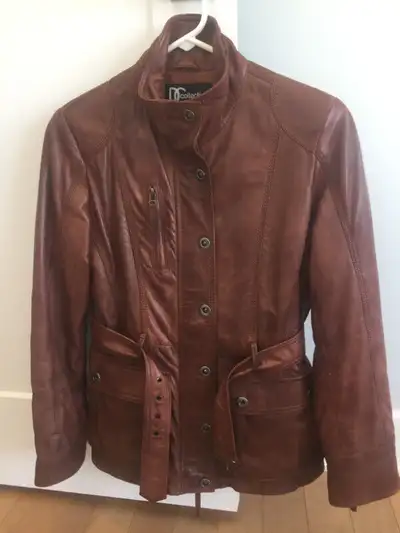 Très beau tout cuir manteau de couleur brun-cuivre, hyper propre Grandeur small/petit Marque: DC Col...