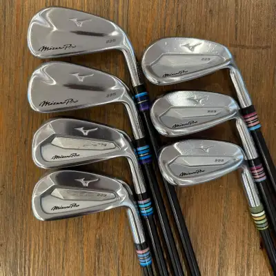 Clubs: Mizuno Pro Irons 225 4,5 and 223 6-PW right handed Shafts: Black Project X LZ 6.0 Stiff Flex...
