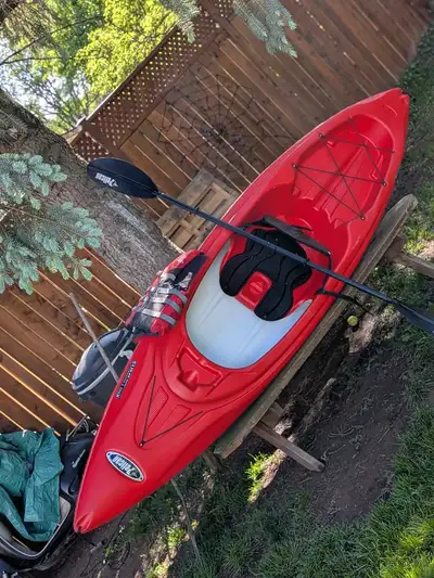Kayak in great condition, used only a couple times. Comes with ladies medium size life jacket & bag...