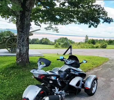2008 can am spider 990cc mint condition low km come with 2 jacket X Large and Large plus saddle bag!...