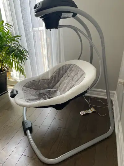 Perfect condition baby swing Pick up Findlay creek