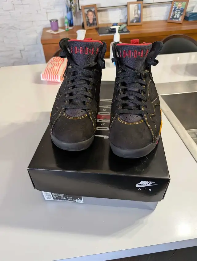 Superbe air Jordan 7 rétro comme neuf grandeur 9.5 in Men's in Québec City - Image 2