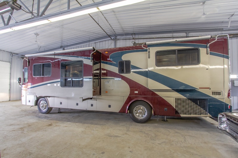 This is a must see Like New 2005 Country Coach Motor Home RVs