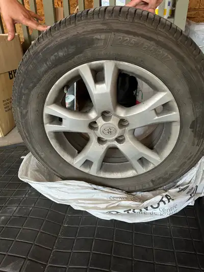 Brand : Michelin Tire size: 225/65/R17 All season Used one year