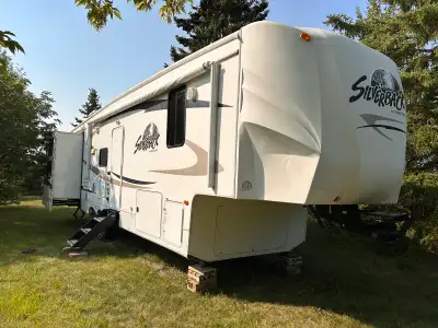 Large 5th wheel that has space for the whole family, 3 slides, big front master bedroom with large c...