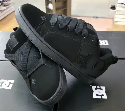BRAND NEW! DC Men's Court Graffik Skateboard Shoes Size 9.5 (All Black) First $50 takes em' Features...