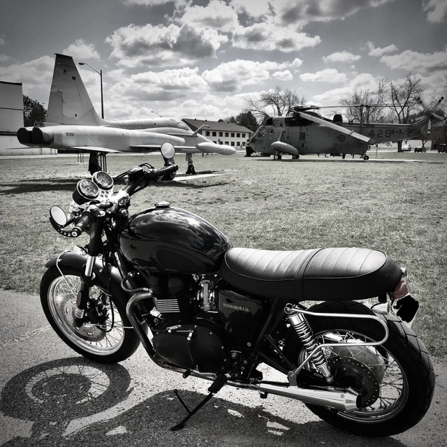 Triumph Bonneville Black  in Street, Cruisers & Choppers in Barrie - Image 2