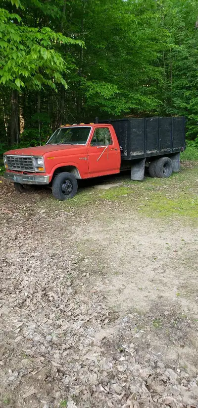 Camion dompeur, demande 1300.00 négociable