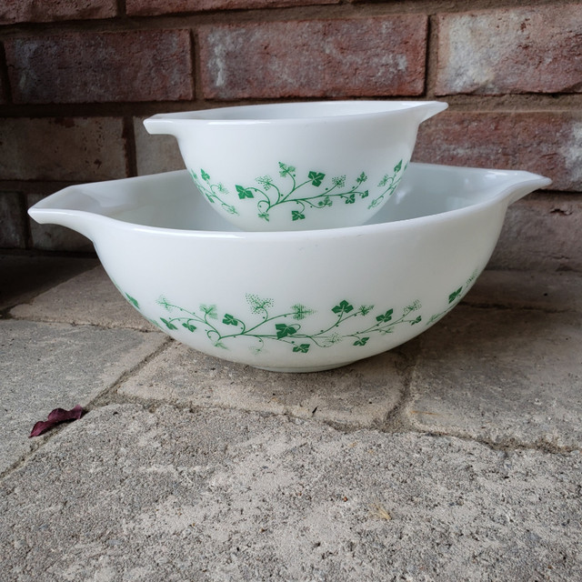 Vintage Pyrex Green Ivy Chip and Dip Set in Arts & Collectibles in Ottawa
