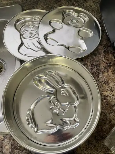 Brand new. The 3 inserts are a teddy bear, a bunny and a Santa Claus. Make cakes that everyone will...