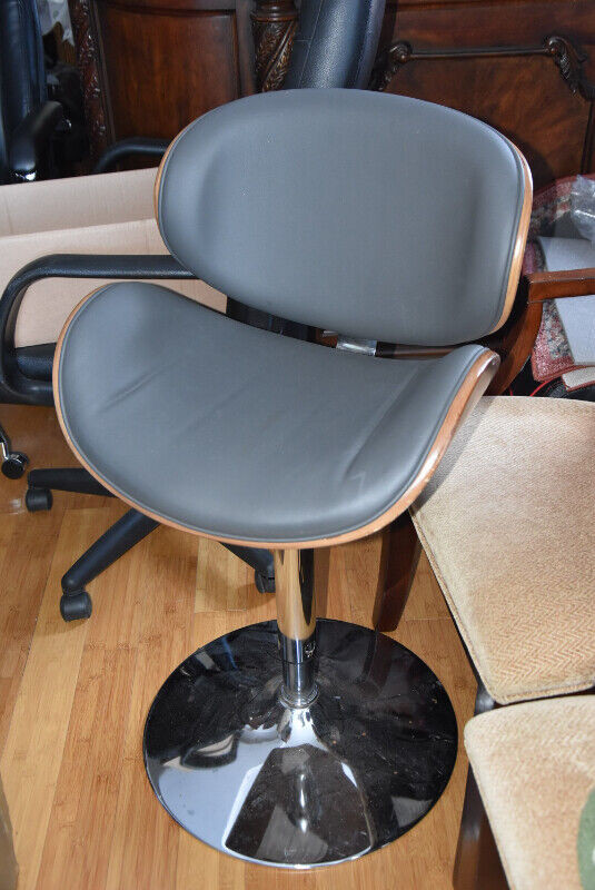 Quality Bar Stools (ALL SINGLES) in Chairs & Recliners in Stratford - Image 3