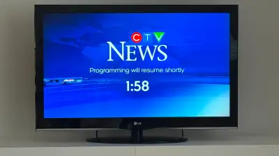 Téléviseur LG 42” avec manette. Fonctionne très bien., View more