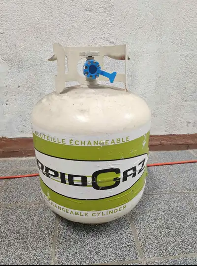 Plusieurs bonbonnes de propane Vide disponibles pour échange dans les dépanneurs ou dans les Quincai...