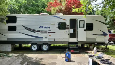 Features a family-friendly bunkhouse layout, full kitchen and a private primary master bedroom. RV s...