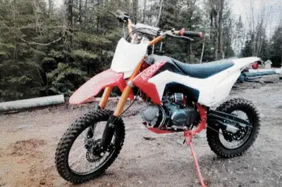 2022 Evoque VQ-140XR Dirtbike Like new. Max 5 motor hours. Pick up only in Toronto. Price negotiable...