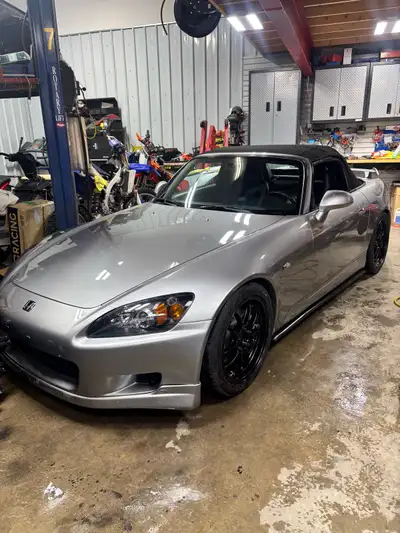 Voici une Honda S 2000, une voiture de sport décapotable emblématique, parfaite pour ceux qui recher...