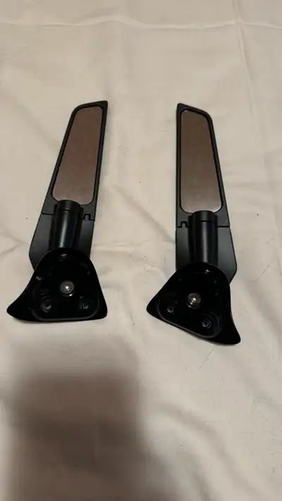 Came off a Yamaha r1, in great condition! Let me know if you have any questions.