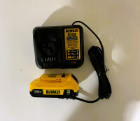 NEW DEWALT 20V Compact LED Display 2Ah Battery Kit