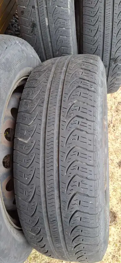 Pneus Pirelli 4 saisons avec jantes en bon état allant sur un Hyundai Elantra 2008. 514-519-7496