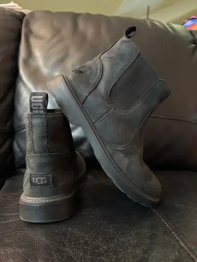 UGG boots size 2 us or 33,5 eu, View more