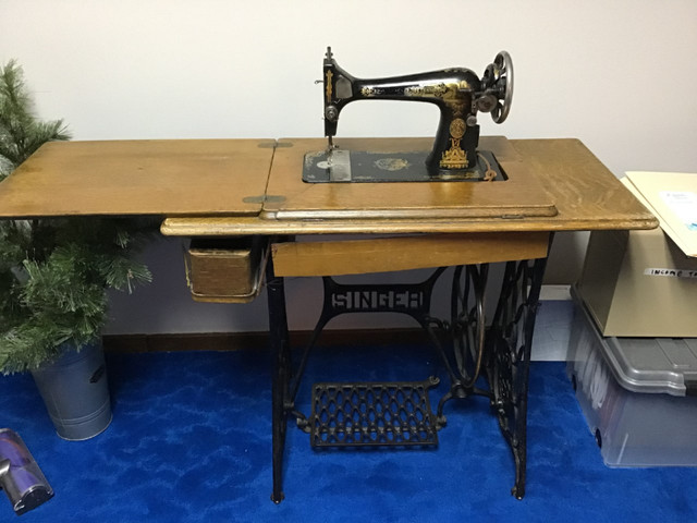 1913 Antique Singer Treadle Sewing Machine and Table in Arts & Collectibles in Sault Ste. Marie