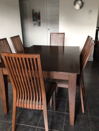 Table en bois et 6 chaises (impeccable)