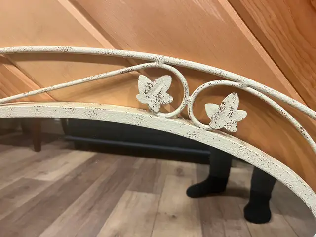 Steel Oval Mirror with Decorative Leaf design in Home Décor & Accents in Ottawa - Image 3
