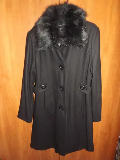 Ladies soft felt dress coat with black faux fur collar. Originally retailed for $200. Excellent cond...