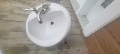 Lavabo et robinet, View more