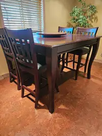 Pub table and 6 chairs 