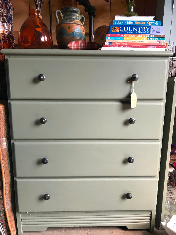 Antique Chest of Drawers in Arts & Collectibles in Trenton