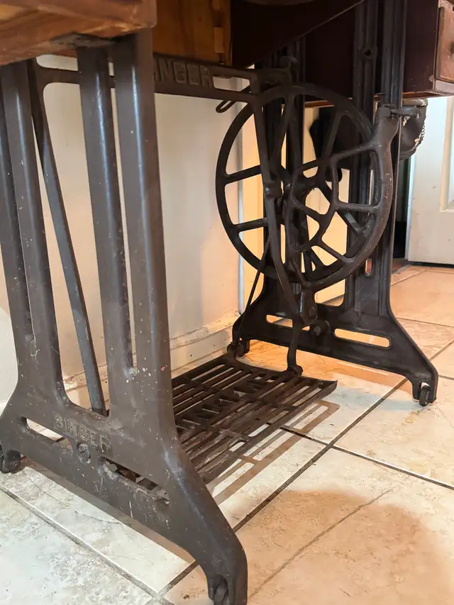 Vintage SINGER TREADLE Cast Iron and Wooden Cabinet Desk in Other Tables in City of Toronto - Image 3