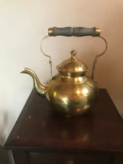 Vintage brass teapot in good condition